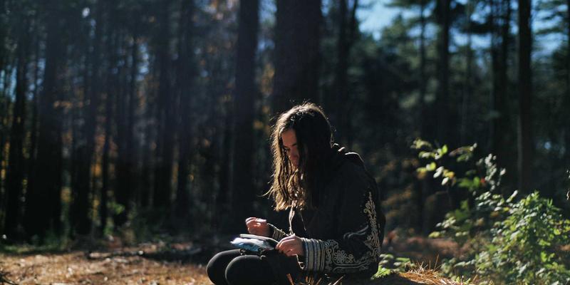 探秘赞兹拉遗址：紫色主题治愈之旅，解码千年铁器冶炼的智慧