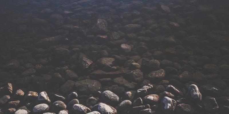 紫色主题旅行探秘：赞兹拉古代灌溉系统，沙漠边缘的可持续生存智慧